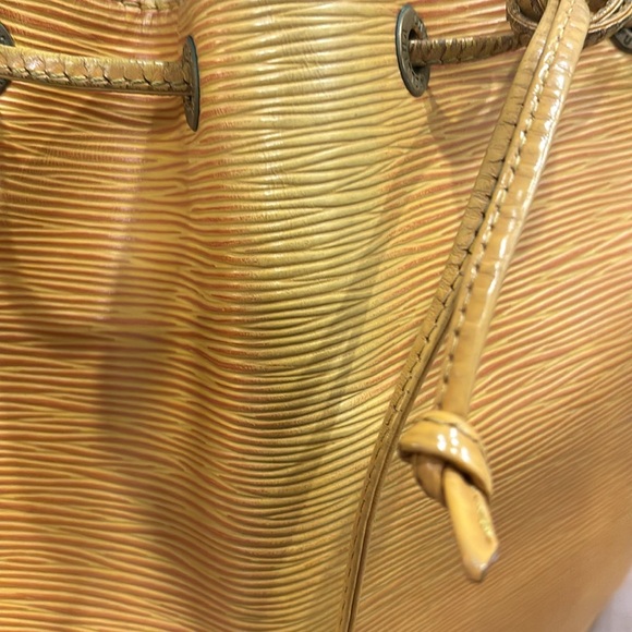 Louis Vuitton Epi Bucket Bag~GUC~Preloved - Picture 6 of 16